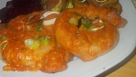 Vinná  klobáska v těstíčku a bylinkách s opečeným bramborem