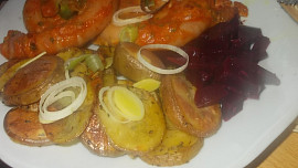 Vinná  klobáska v těstíčku a bylinkách s opečeným bramborem