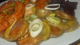 Vinná  klobáska v těstíčku a bylinkách s opečeným bramborem