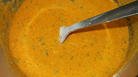 Vinná  klobáska v těstíčku a bylinkách s opečeným bramborem