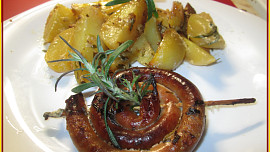 Zapečená vinná klobása s rozmarýnem, tymiánem a bramborami v jednom pekáči, zalité smetanou