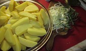 Zapečená vinná klobása s rozmarýnem, tymiánem a bramborami v jednom pekáči, zalité smetanou, připravené brambory s cibulí...