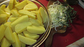 Zapečená vinná klobása s rozmarýnem, tymiánem a bramborami v jednom pekáči, zalité smetanou, připravené brambory s cibulí...