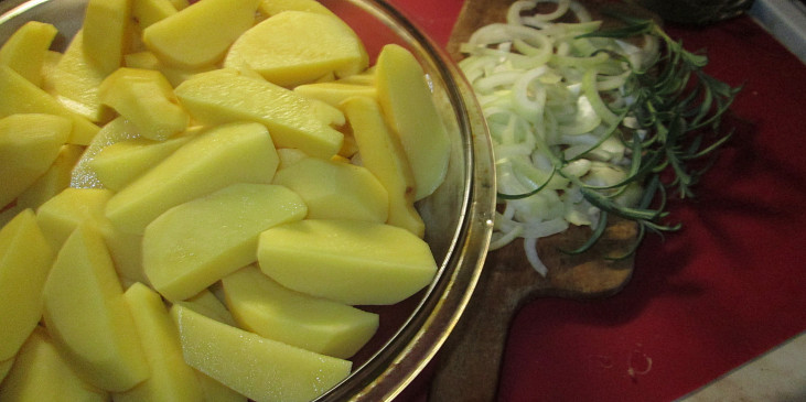 Zapečená vinná klobása s rozmarýnem, tymiánem a bramborami v jednom pekáči, zalité smetanou (připravené brambory s cibulí...)