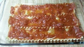 Americké kuřecí lasagne, pridame omacku na spagety