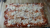 Americké kuřecí lasagne, pak pulku kureciho, posypeme syrem a jeste jednou opakujeme