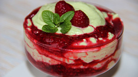 Avokádový krém s malinami