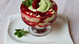 Avokádový krém s malinami