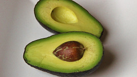 Avokádový krém s malinami