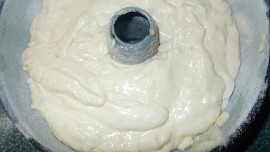 Bábovka s jablky, tvarohem s brusinkovým středem