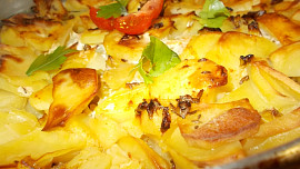 Brambory zapečené s pórkem, jarní  cibulkou, hlívou  a  zakysanou smetanou