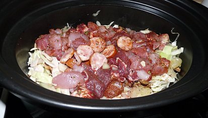 Bigos v pomalém hrnci, v nádobě