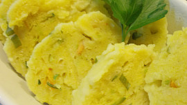 Bramborové knedlíky  ( s mrkví, bylinkami a sýrem) pro malé i velké  jedlíky