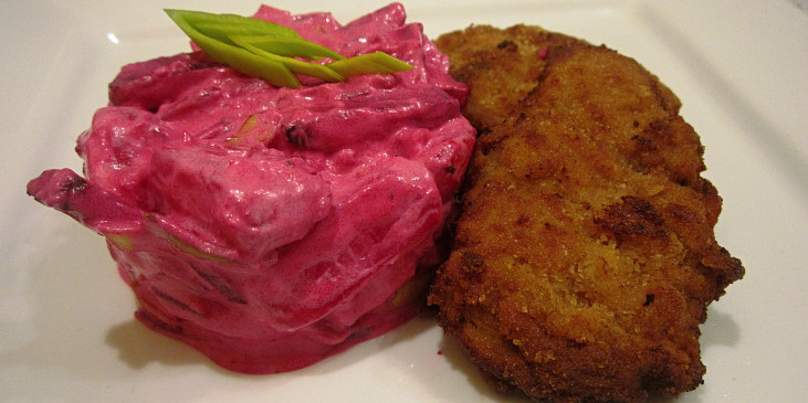 Bramborový salát s červenou řepou a křenem s mini řízečky v jogurtové marinádě