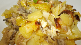 Brambory zapečené s pórkem, jarní  cibulkou, hlívou  a  zakysanou smetanou