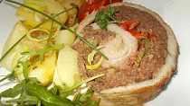 Bůčková roláda s mletým masem, fazolkami a červenou paprikou