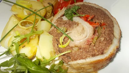 Bůčková roláda s mletým masem, fazolkami a červenou paprikou
