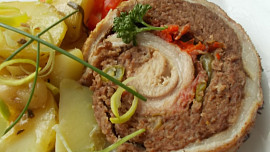 Bůčková roláda s mletým masem, fazolkami a červenou paprikou