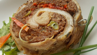 Bůčková roláda s mletým masem, fazolkami a červenou paprikou