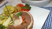 Bůčková roláda s mletým masem, fazolkami a červenou paprikou