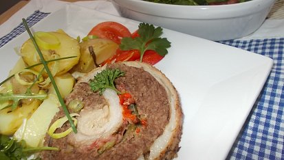 Bůčková roláda s mletým masem, fazolkami a červenou paprikou