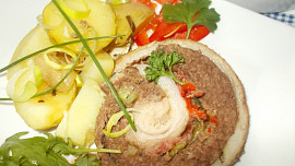 Bůčková roláda s mletým masem, fazolkami a červenou paprikou