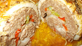 Bůčková roláda s mletým masem, fazolkami a červenou paprikou