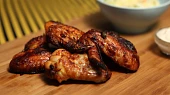Buffalo kuřecí křídla s omáčkou z modrého sýra a salát Coleslaw