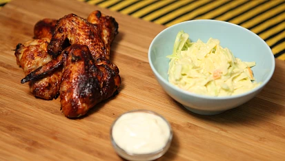 Buffalo kuřecí křídla s omáčkou z modrého sýra a salát Coleslaw