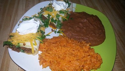 Burrito s mletým masem a mexická rýže