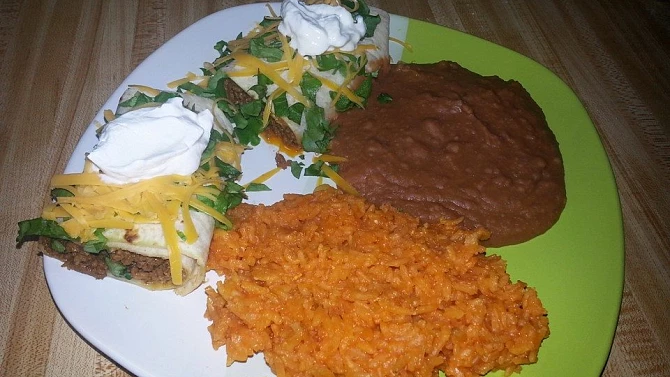 Burrito s mletým masem a mexická rýže