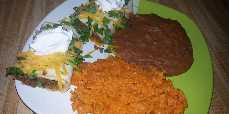 Burrito s mletým masem a mexická rýže