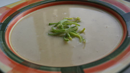 Česnekovo-celerový krém se zakysanou smetanou
