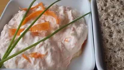 Chutná pomazánka z domácí lučiny, mrkve a česneku