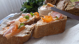 Chutná pomazánka z domácí lučiny, mrkve a česneku