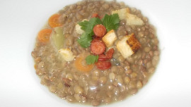 Čočková polévka s petrželí,  mrkví a řapíkatým celerem