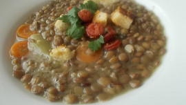 Čočková polévka s petrželí,  mrkví a řapíkatým celerem