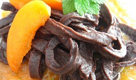 Čokoládové nudle s perníkovou chutí a meruňkovou omáčkou