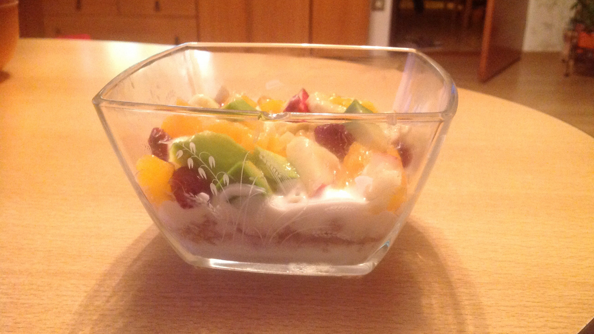 Domácí jogurt s ovocem a müsli