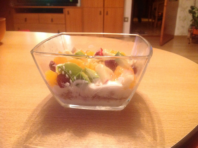 Domácí jogurt s ovocem a müsli