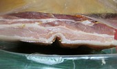 Domácí večky zapečené se syrečkovou pomazánkou a s uzenou slaninou, jemně uzená slanina