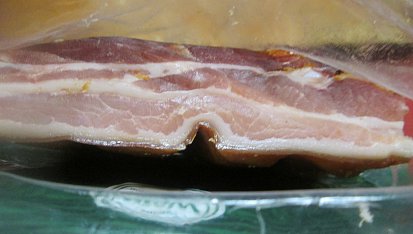 Domácí večky zapečené se syrečkovou pomazánkou a s uzenou slaninou, jemně uzená slanina
