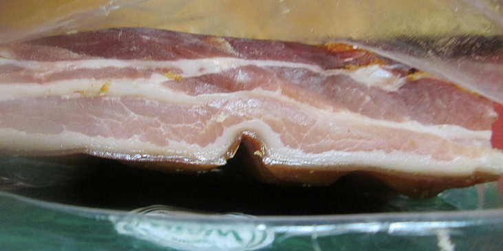 Domácí večky zapečené se syrečkovou pomazánkou a s uzenou slaninou (jemně uzená slanina)