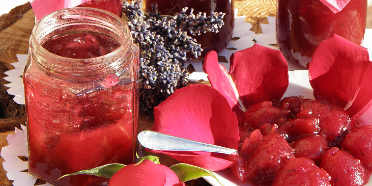 Džem z okvětních lístků růží s květy levandule