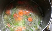 Fazolková polévka s chutí kulajdy, zalijeme vodou a necháme vařit
