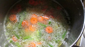 Fazolková polévka s chutí kulajdy, zalijeme vodou a necháme vařit