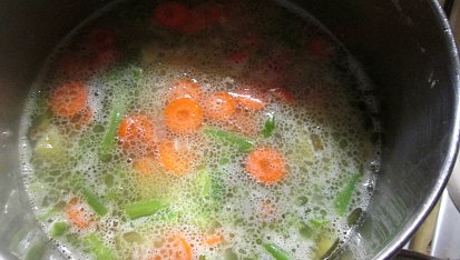 Fazolková polévka s chutí kulajdy, zalijeme vodou a necháme vařit