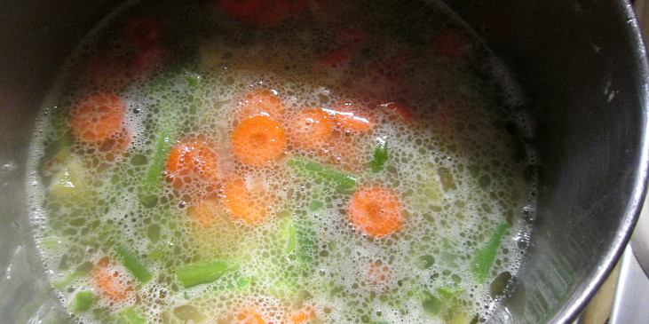 Fazolková polévka s chutí kulajdy (zalijeme vodou a necháme vařit)