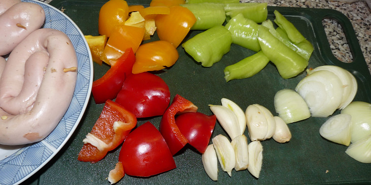 Grilovaná vinná klobása s paprikou, cibulí a česnekem