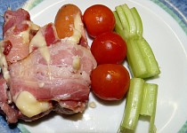 Grilované uzeniny se sýrem a slaninou